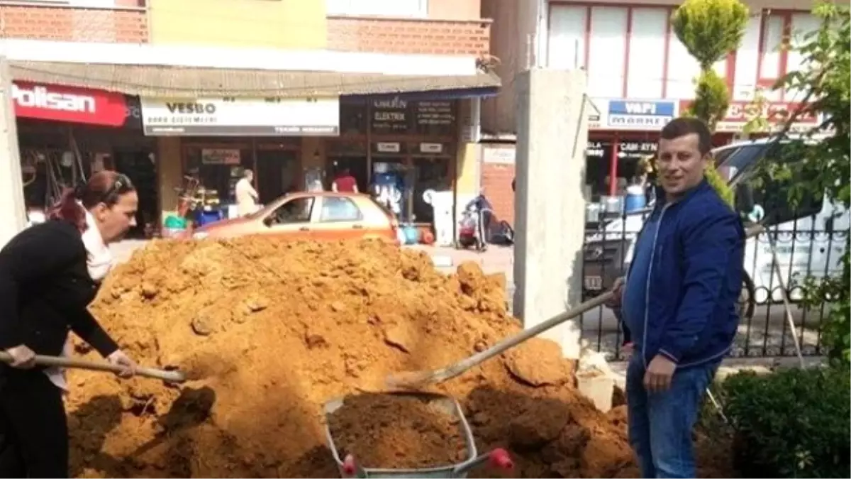 Kadın Belediye Başkanı Eline Küreği Aldı Erkeklere Taş Çıkarttı