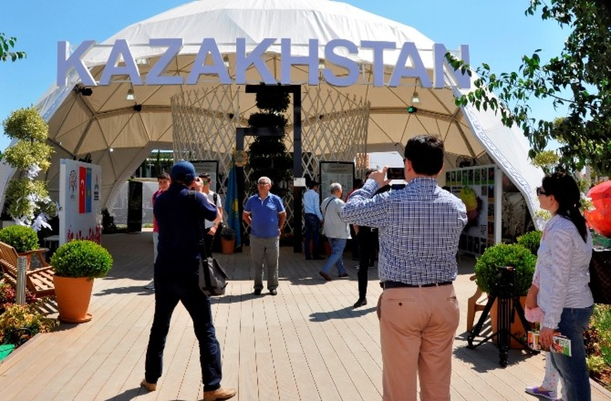 Kazakistanlı Gazeteciler Expo 2016\'da