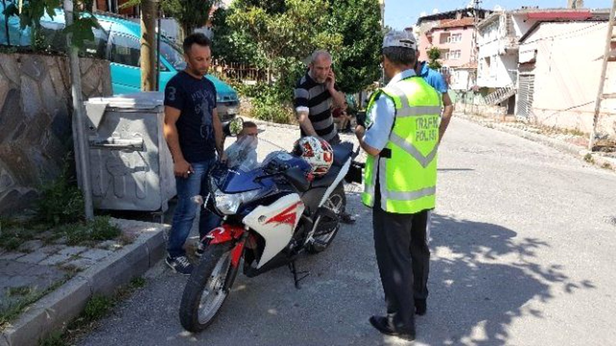 Motosiklet Kamyonete Çarptı: 2 Yaralı