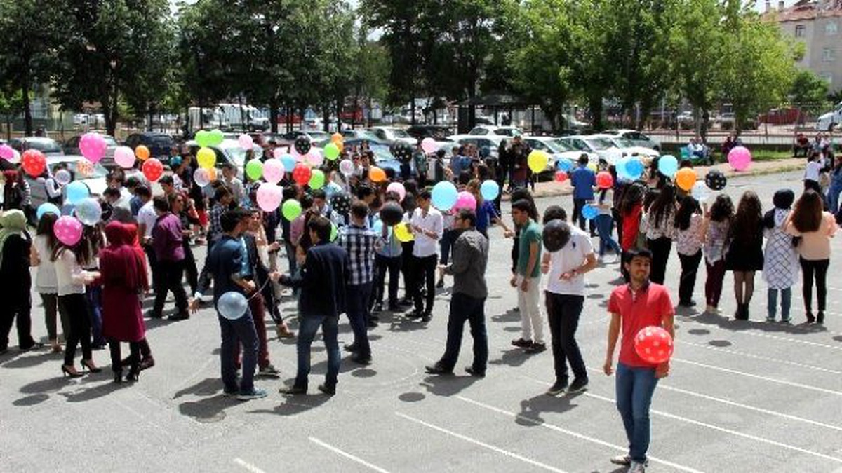 Nuhmehmet Küçükçalık Anadolu Lisesi Öğrencilerinin Mezuniyet Heyecanı