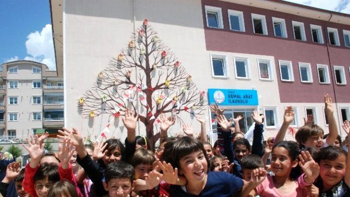 Okul Duvarları Kuş Evleri ile Renklendi