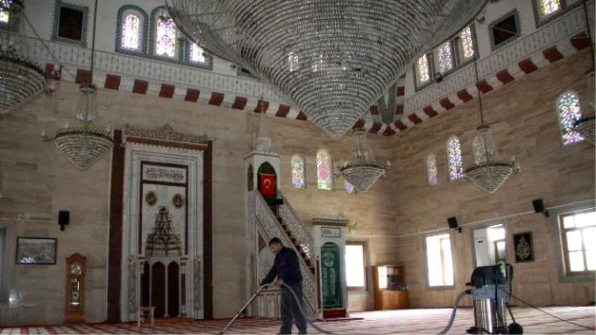 Sorgun\'da Ramazan Ayı Öncesi Camiler Temizleniyor