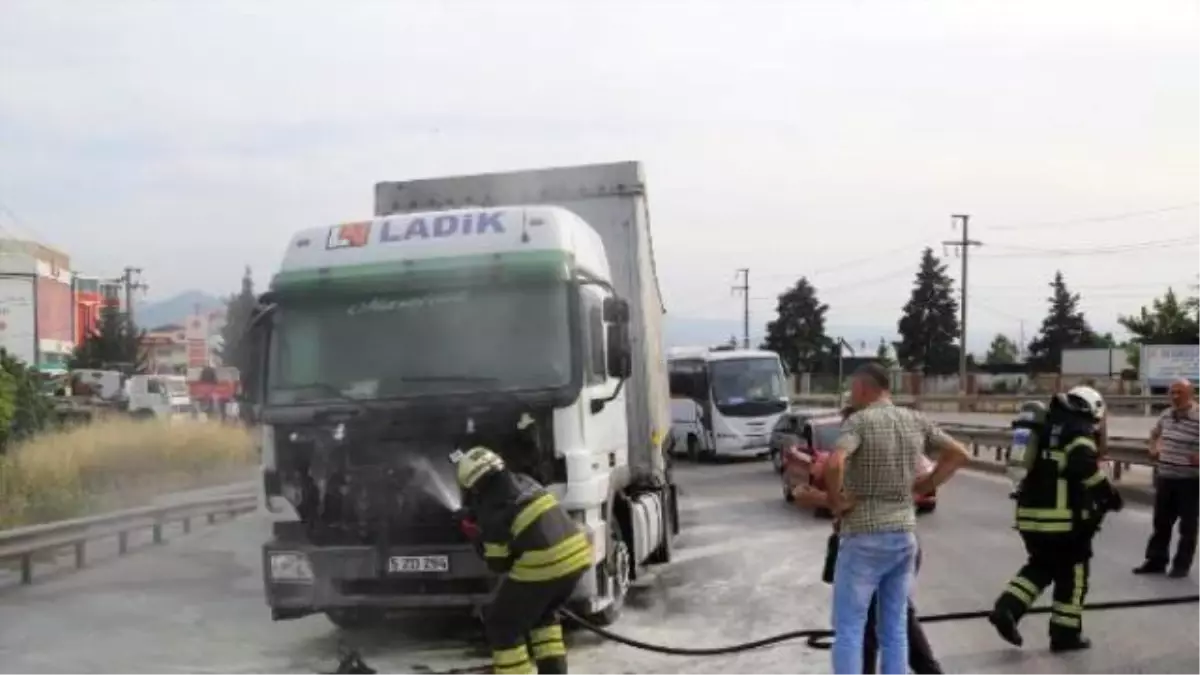 Tır'ın Motor Bölümünde Çıkan Yangın Korkuttu