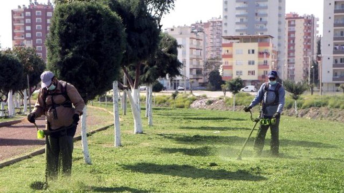 Toroslar\'da Park ve Yeşil Alanlara Yaz Bakımı