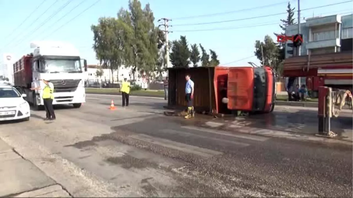 Adana Kırmızı Işıkta Beklerken Damperi Açılan Kamyon Devrildi