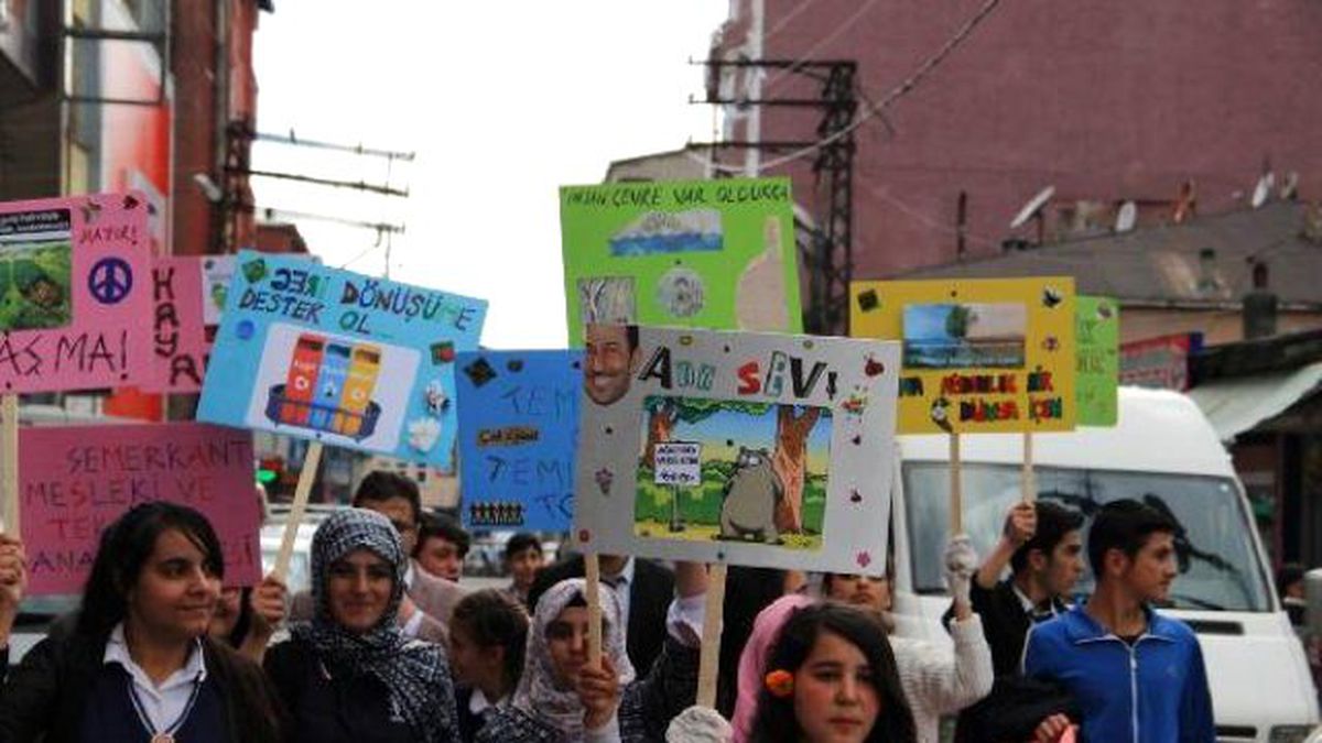 Ağrı\'da Liseliler Cadde ve Sokakları Çöpten Temizledi