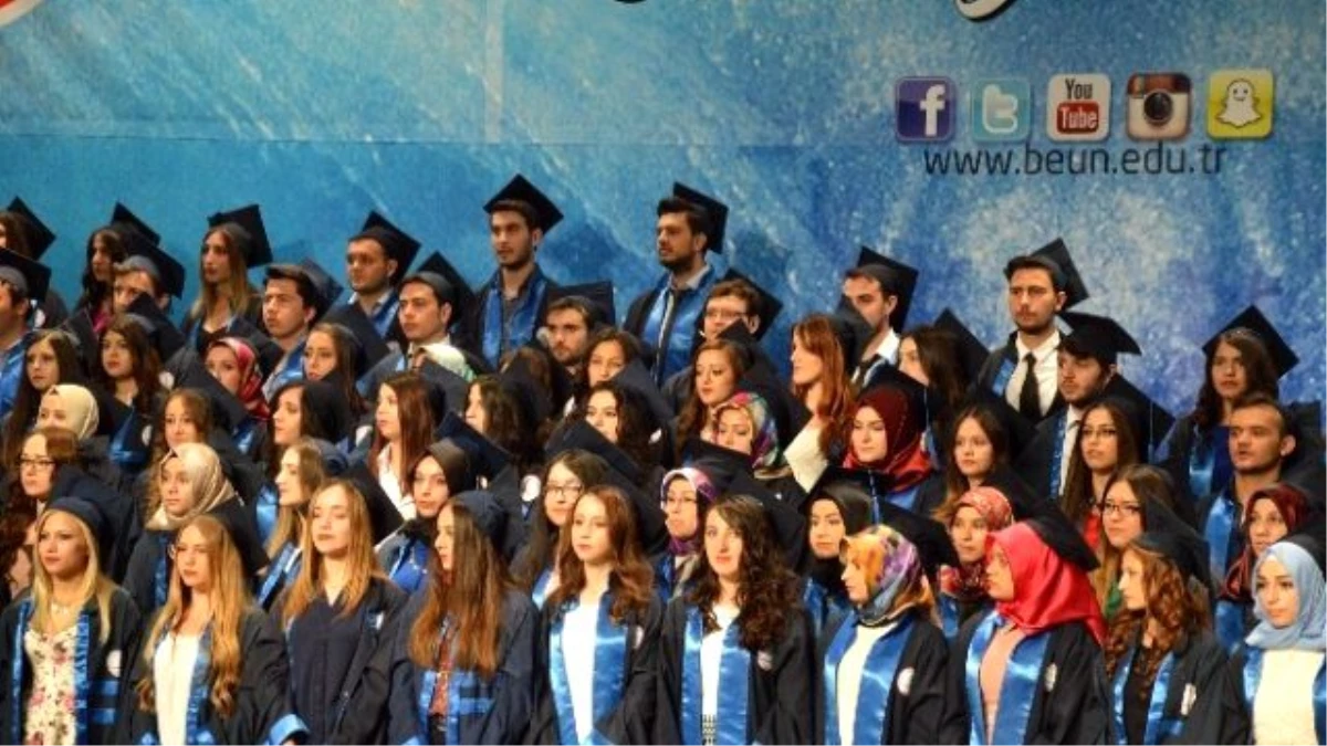 Ahmet Erdoğan Sağlık Hizmetleri Meslek Yüksekokulu Mezunlarını Uğurladı