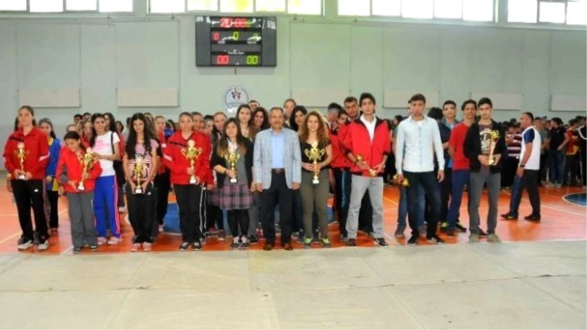 Akşehir\'de Şipitin Çıksın Spor Şenliği ve Okullar Arası Spor Turnuvası