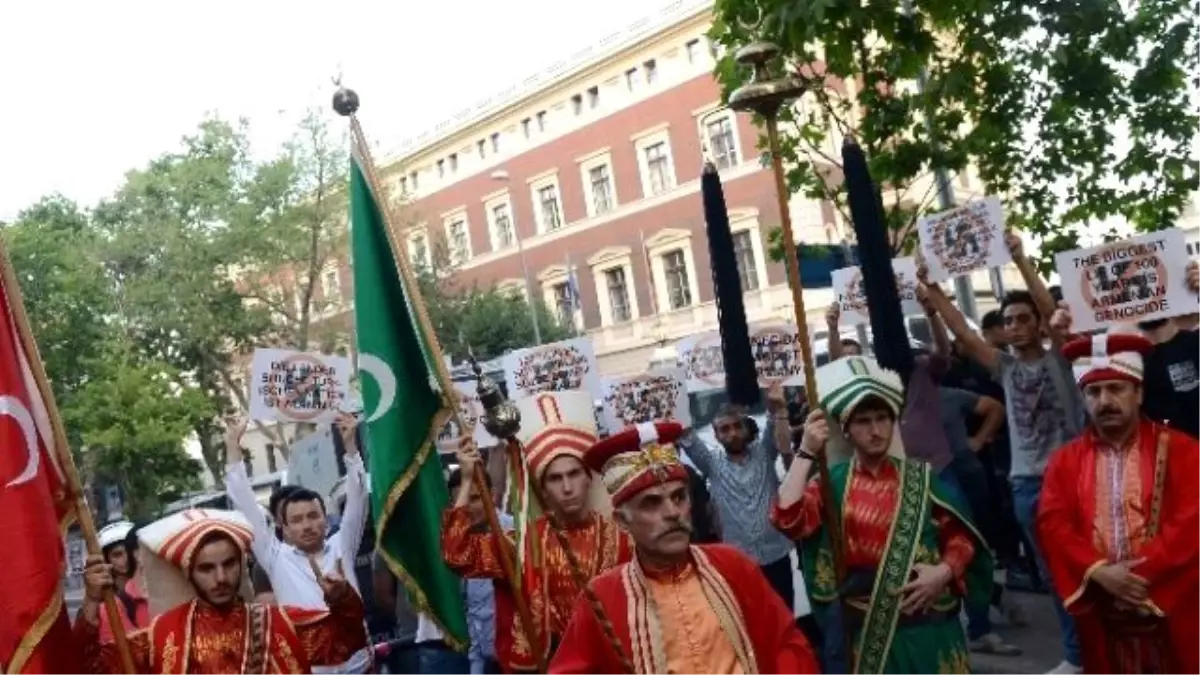 Almanya Konsolosluğu Önünde "Mehteranlı" Soykırım Protestosu