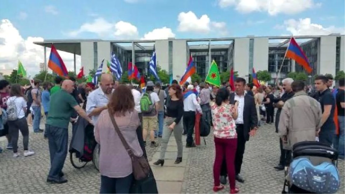 Berlin Meclisi Önünde Sözde \'Soykırım\' Kararına Destek Gösterisi