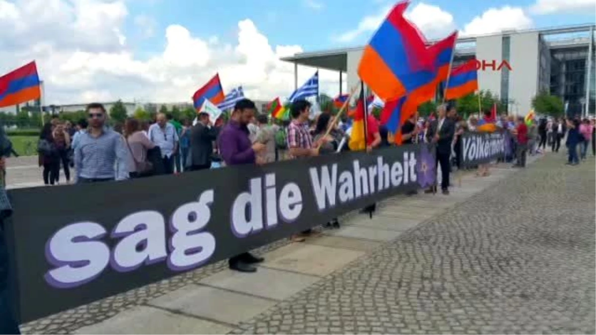 Berlin Meclisi Önünde Sözde \'Soykırım\' Kararına Destek Gösterisi