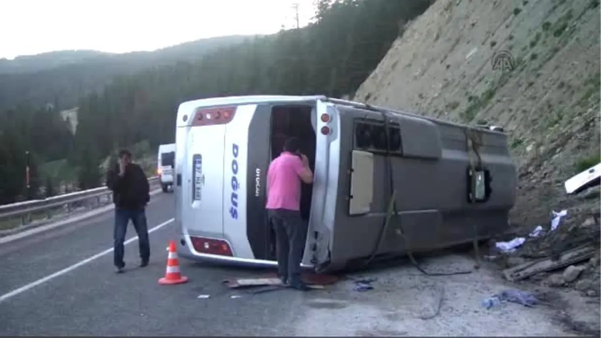 Çankırı\'da Tur Otobüsü Devrildi: 10 Yaralı