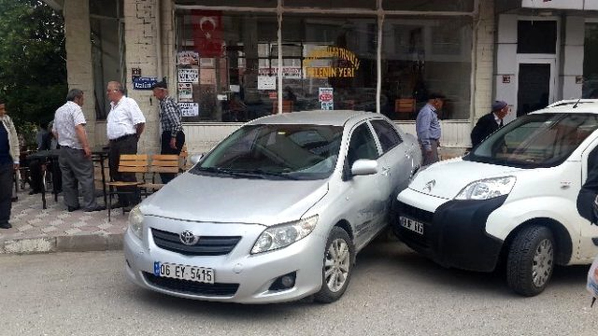 El Freni Çekilmeyen Otomobil Kahvehane Önünde Oturanlara Çarptı