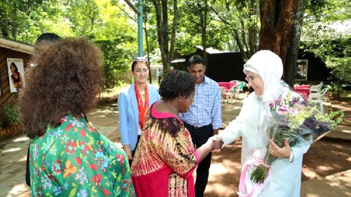 Emine Erdoğan, Kazuri Takı ve Seramik Üretim Merkezi\'ni Ziyaret Etti