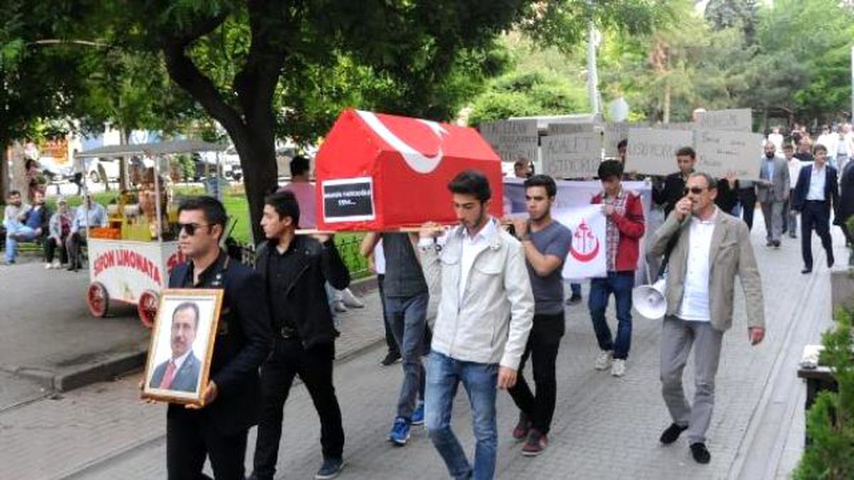 Eskişehir\'de \'Muhsin Yazıcıoğlu\' Tabutu ile \'Adalet İstiyoruz\' Yürüyüşü