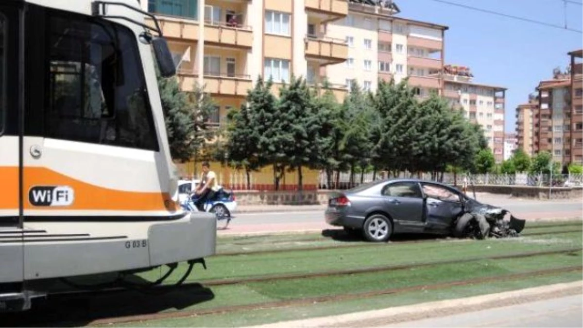 Gaziantep\'te Otomobil Elektrik Direklerine Çarptı: 2 Yaralı