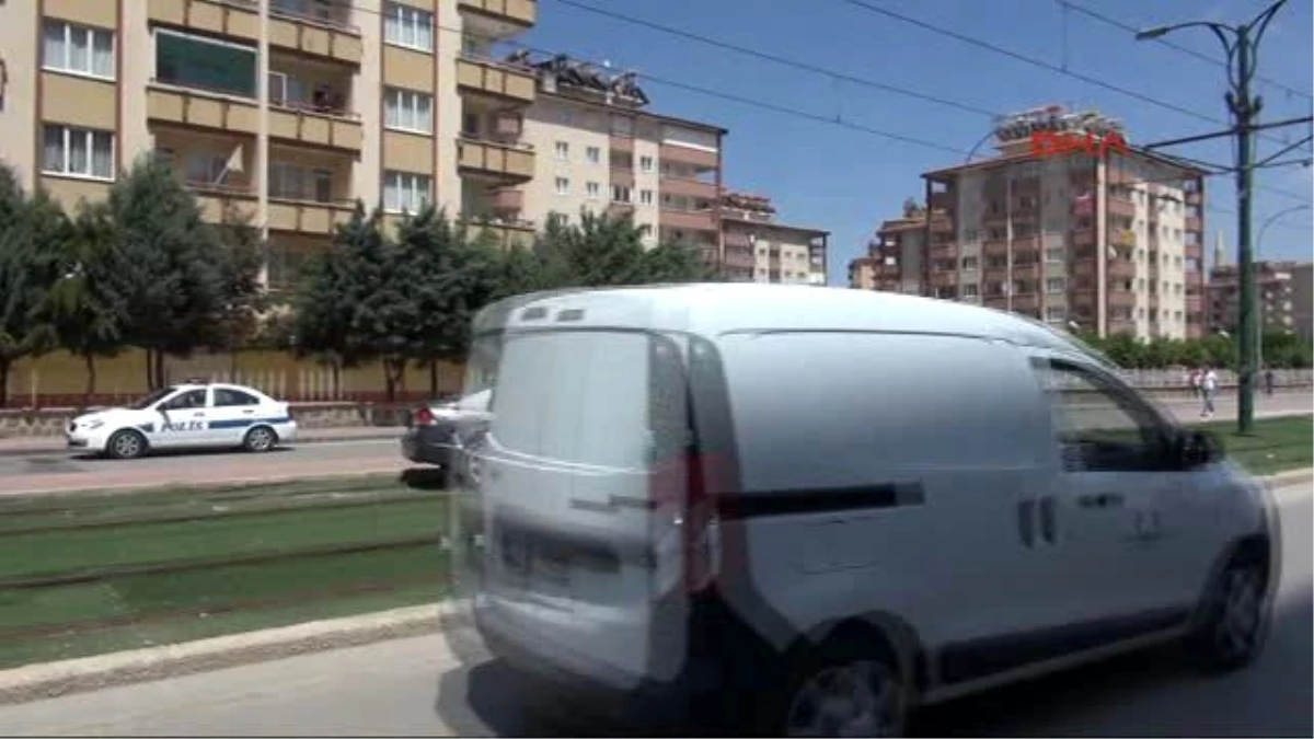 Gaziantep\'te Otomobil Elektrik Direklerine Çarptı 2 Yaralı