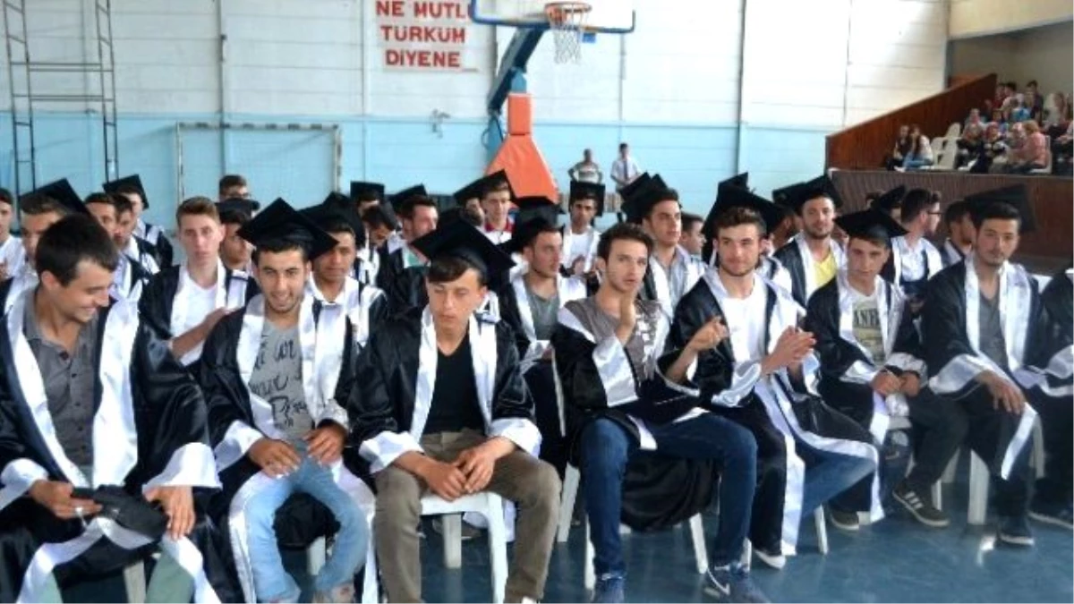 Gelibolu Mehmet Akif Ersoy Mesleki ve Teknik Anadolu Lisesinde Mezuniyet Sevinci