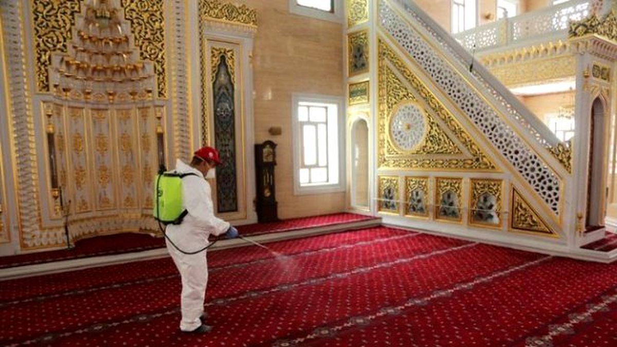Güngören\'deki İbadethaneler Dezenfekte Ediliyor