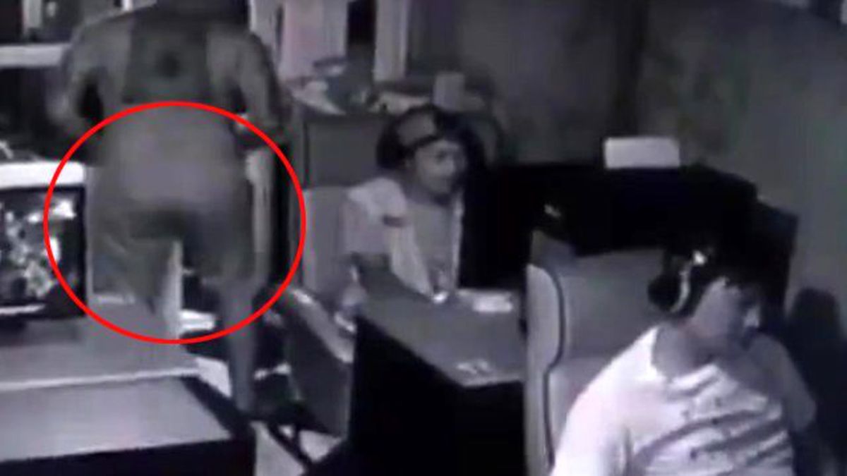 Kafe Sahibi, Müşterileri Osurarak Kaçırdı