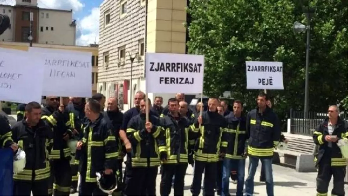 İtfaiyeciler Kosova Başbakanlık Binası Önünde Protesto Düzenlendi