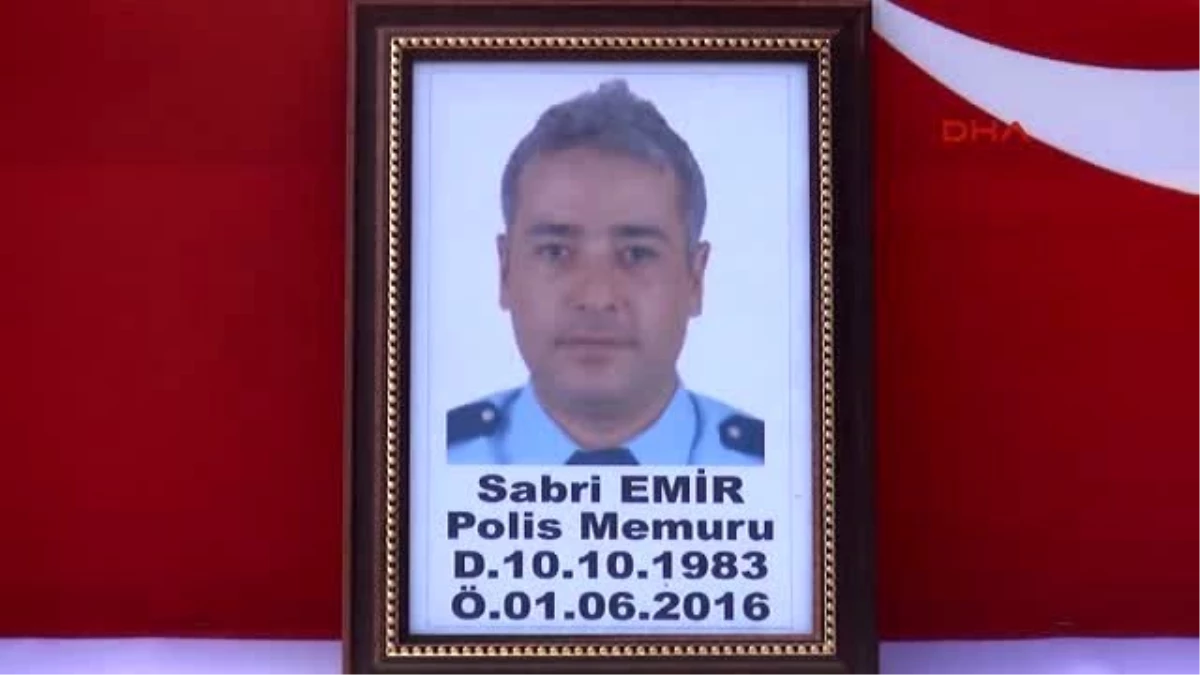 Şehit Polisin Oğlu, Babasının Telsizini Elinden Bırakmadı