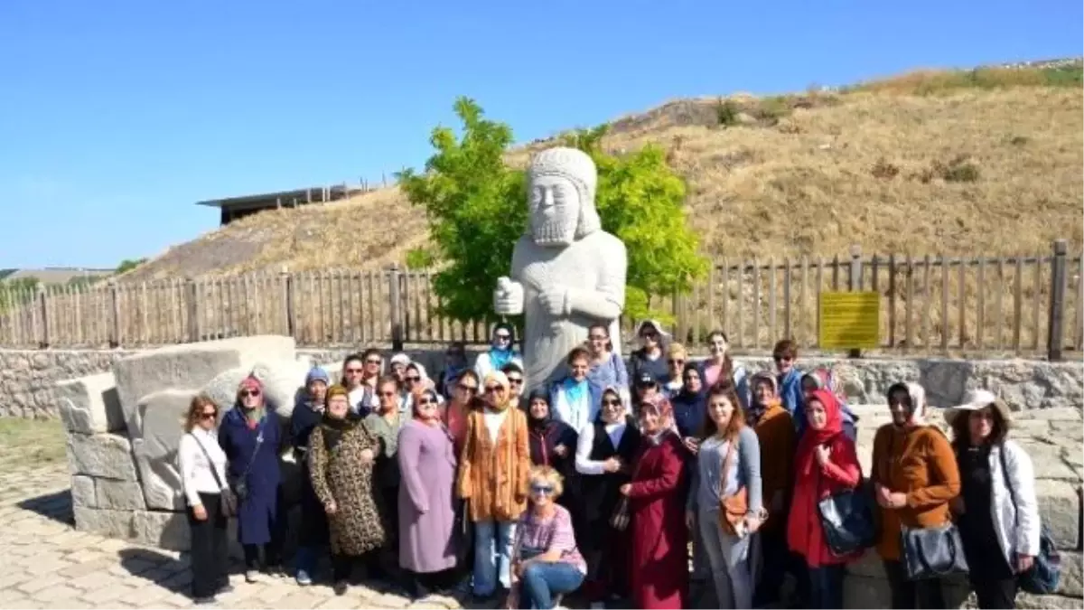 Kadınlar, Arslantepe Açık Hava Müzesi\'ni Ziyaret Etti