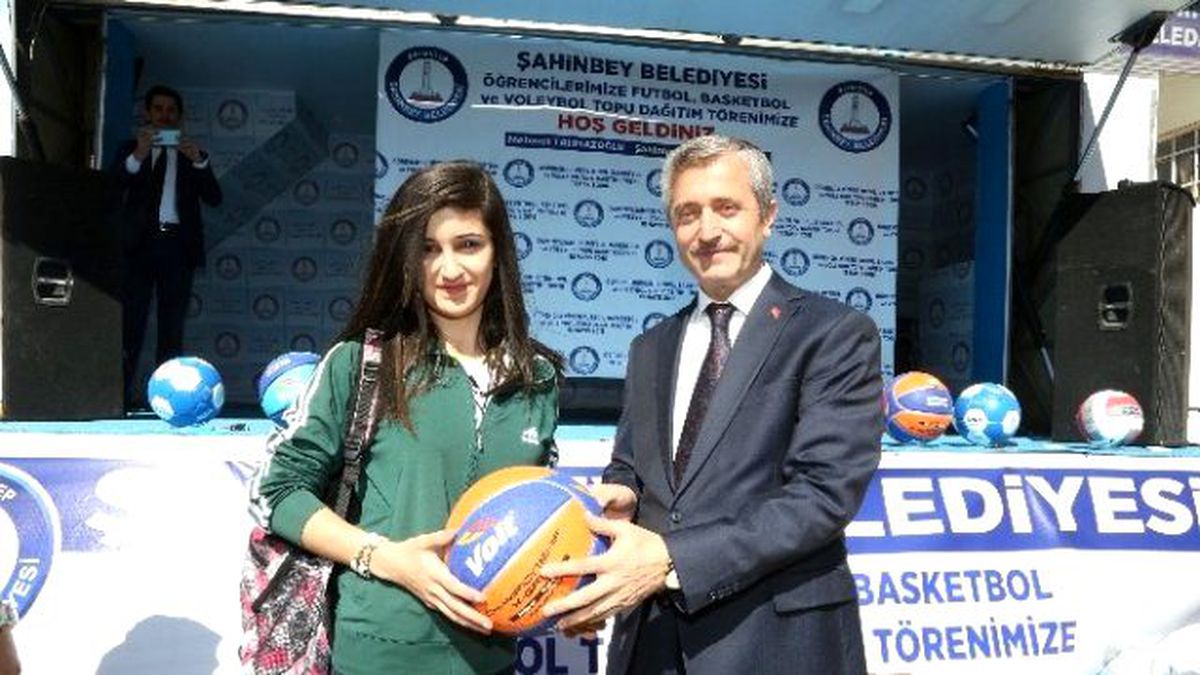 Öğrencilerin Karne Hediyesi Tahmazoğlu\'ndan