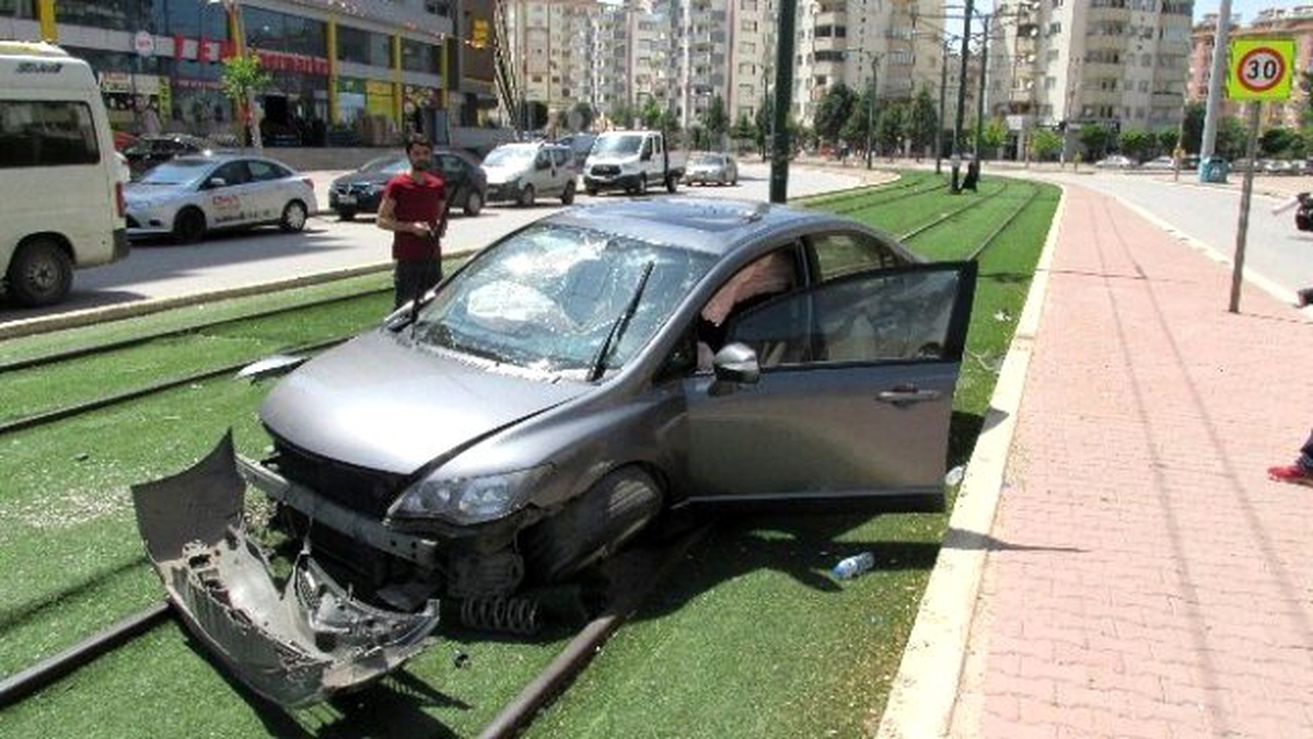 Otomobil Tramvay Yoluna Girdi: 2 Yaralı