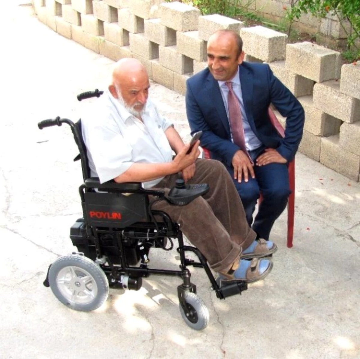 Özdemir\'den Yürüme Engelli Vatandaşa Akülü Sandalye
