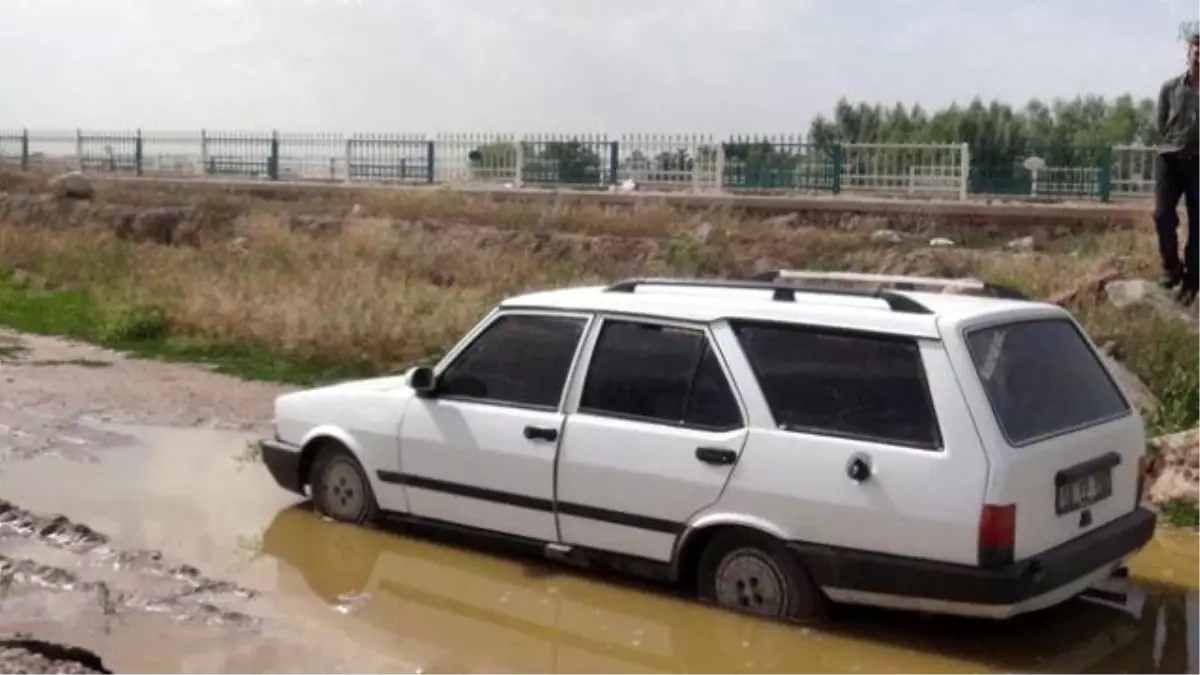 Polisten Kaçarken Otomobilleri Çamura Saplanınca Yakalandılar