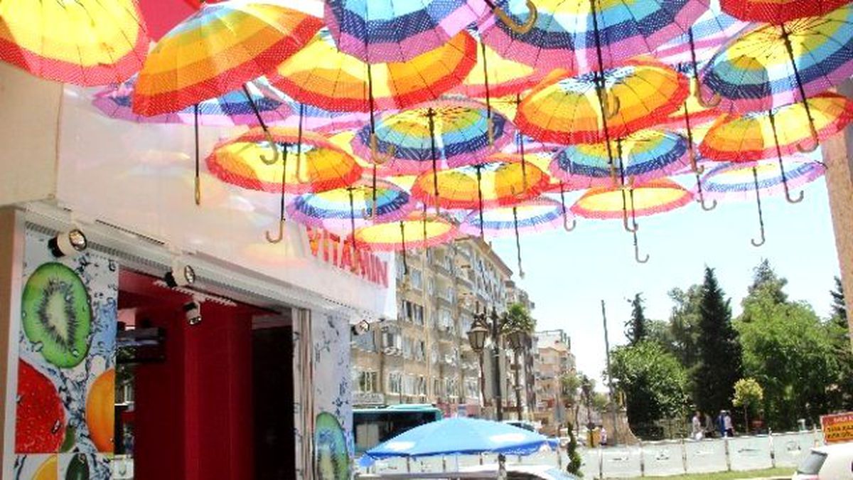 Şanlıurfa\'nın Sıcağına Şemsiyeli Çözüm