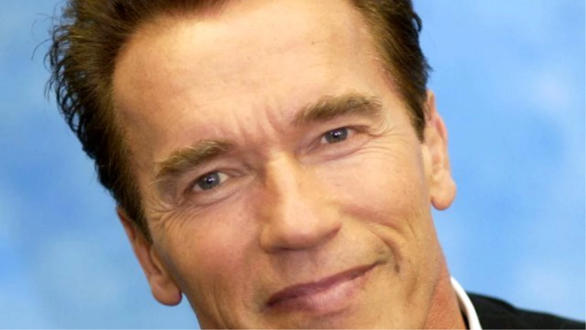 Schwarzenegger Afrika\'da Fil Saldırısına Uğradı