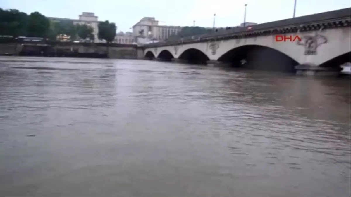 Seine Nehri Taştı...