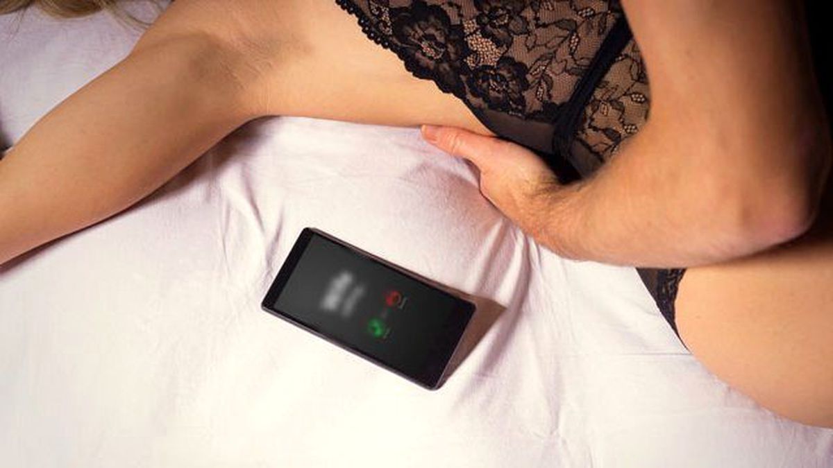 Sevgilisinin Kocasından Saklanırken Balkondan Düştü