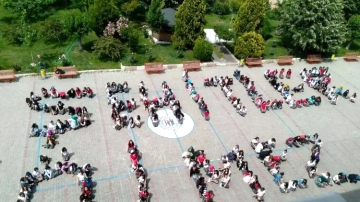 Somalı Öğrencilerden Şehitlere Saygı