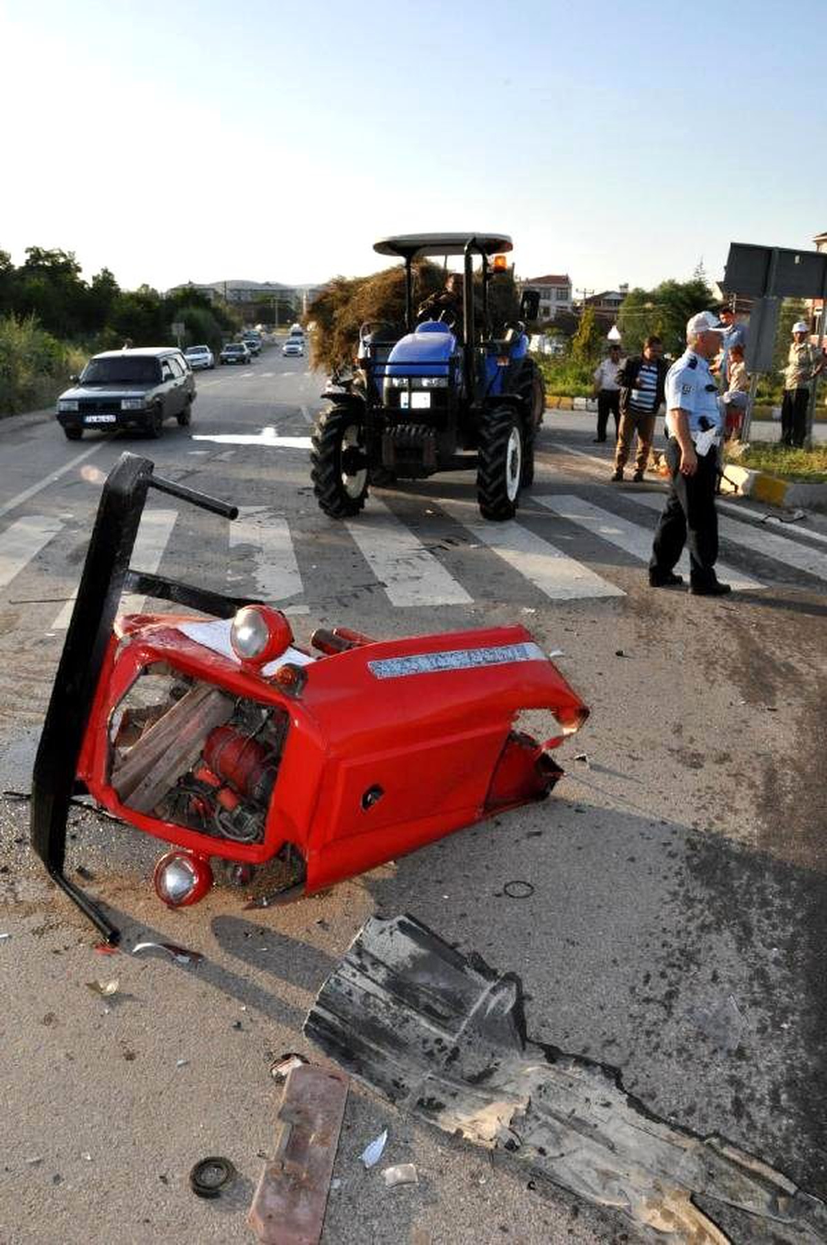 Traktör İkiye Bölündü, Sürücü Kazadan Yara Almadan Kurtuldu