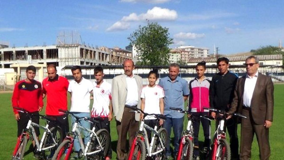Türkiye Şampiyonu Atletler Bisikletle Ödüllendirildi