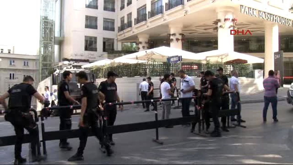 Ülkü Ocakları\'ndan Alman Başkonsolosluğu Önünde Mehterli Protesto