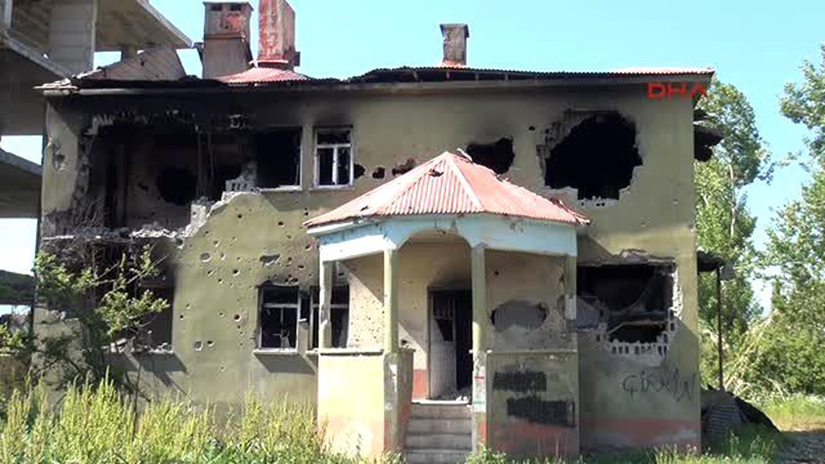 Yüksekovalılar Yıkık Evlerinde Sağlam Malzeme Arıyor
