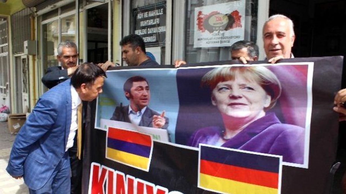 Adıyaman\'da Muhtarlar, Merkel ve Özdemir\'in Afişlerini Yaktı