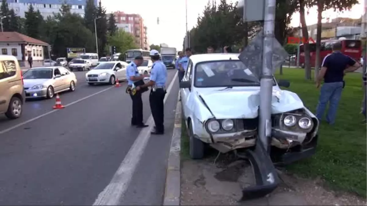 Adıyaman Elektrik Direğine Çarpan Otomobilin Sürücüsü Yaralandı