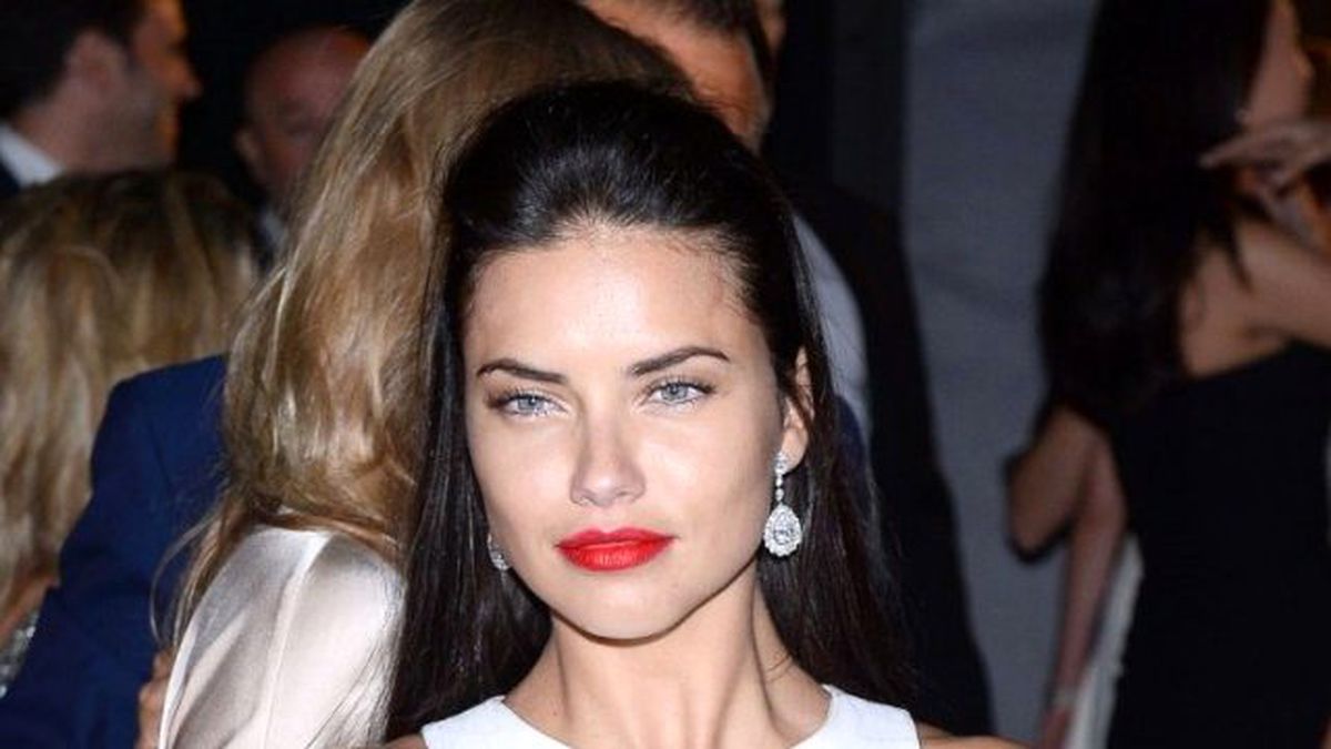 Adriana Lima'nın Plaj Fotoğrafını 111 Bin Kişi Beğendi