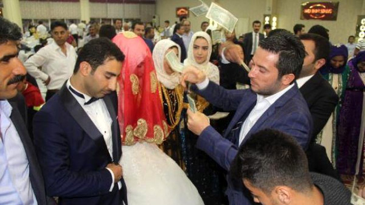 Urfalı İş Adamı Ömer Eyüpoğlu'nun Oğlunun Düğününde Dolarlar Havada Uçtu