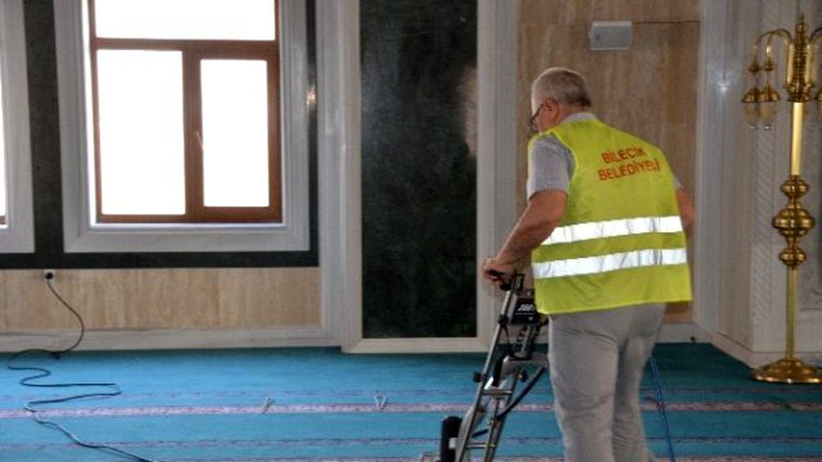 Bilecik\'te Camiler Gül Suyu ile Temizleniyor