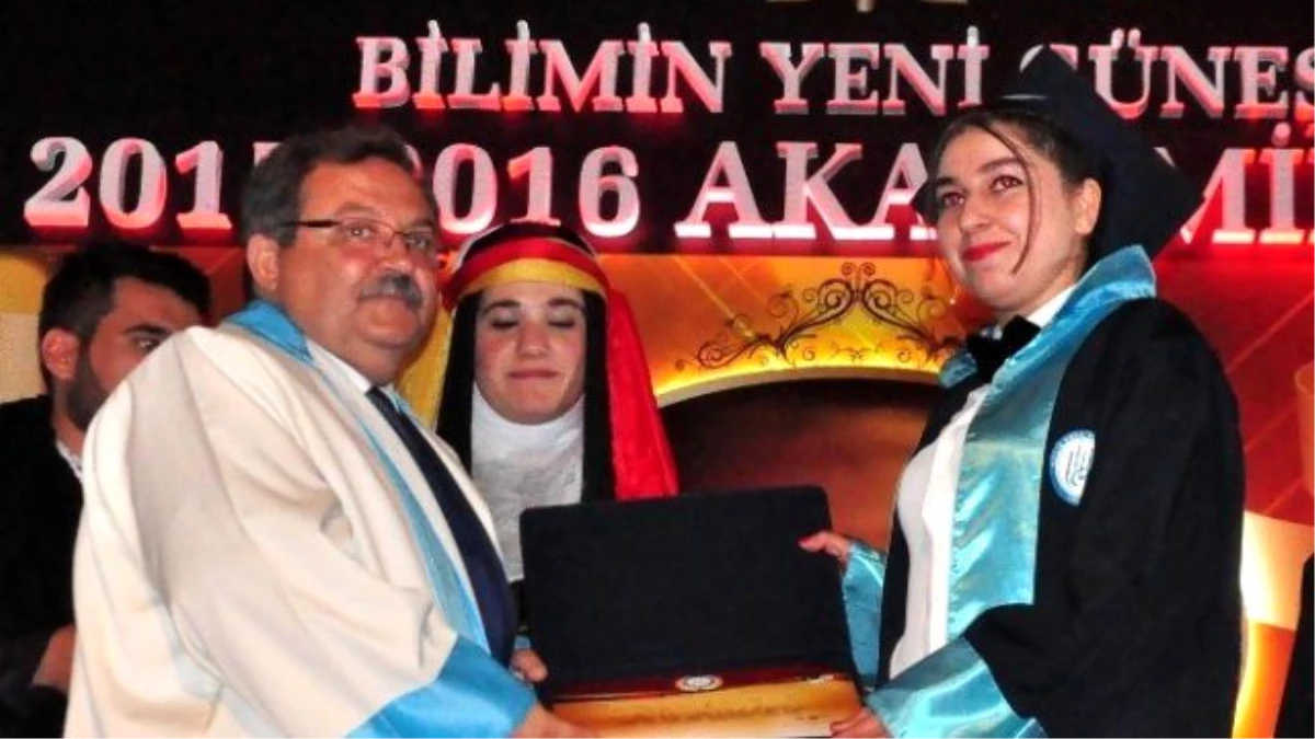 Bitlis Eren Üniversitesi\'nde Mezuniyet Coşkusu
