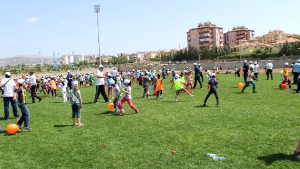 Çocuklar Unutulmaya Yüz Tutmuş Oyunlara Hayran Kaldı