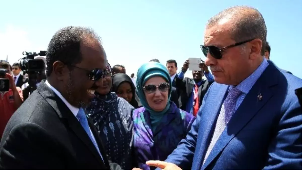 Cumhurbaşkanı Erdoğan, Somali\'de Resmi Törenle Karşılandı