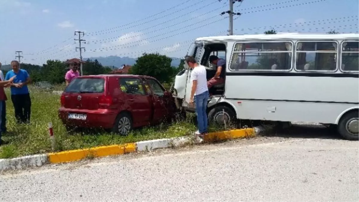 Düzce\'de Minibüs ile Otomobilin Karıştığı Kaza Ucuz Atlatıldı