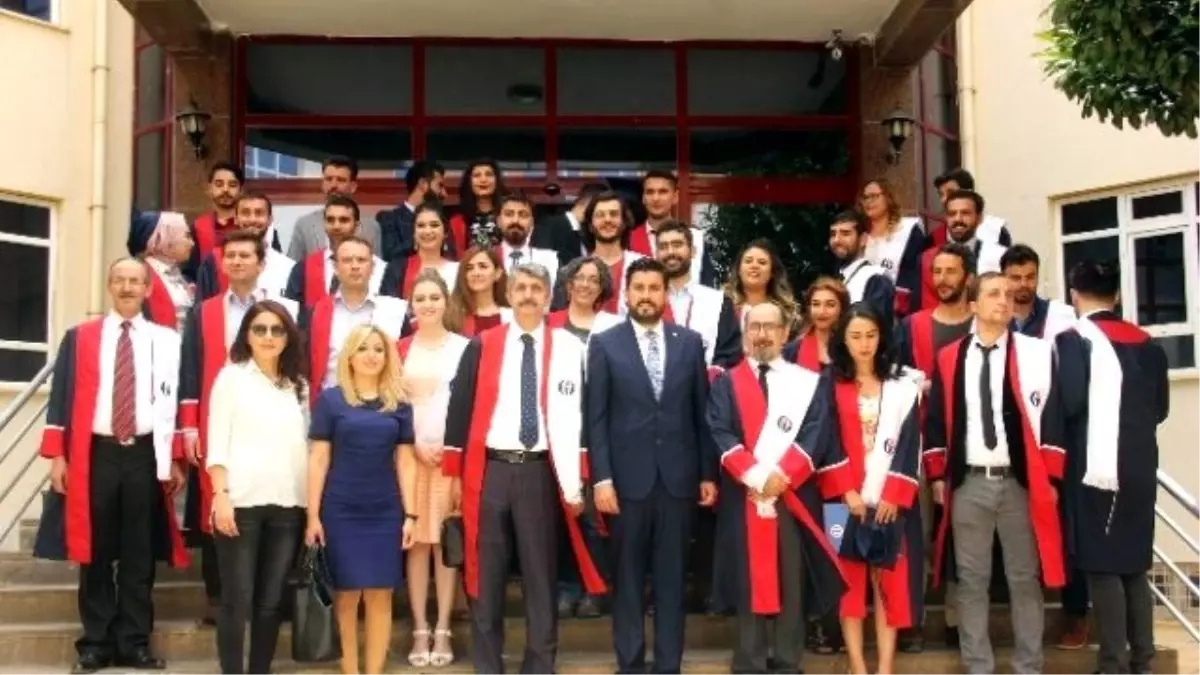 İletişim Fakültesinde Mezuniyet Heyecanı